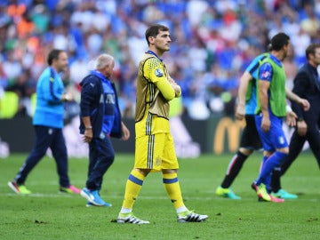 Iker Casillas, pensativo tras el partido contra Italia