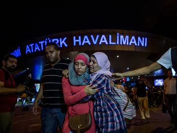Dos mujeres se consuelan tras el atentado Dos mujeres se consuelan tras el atentado
