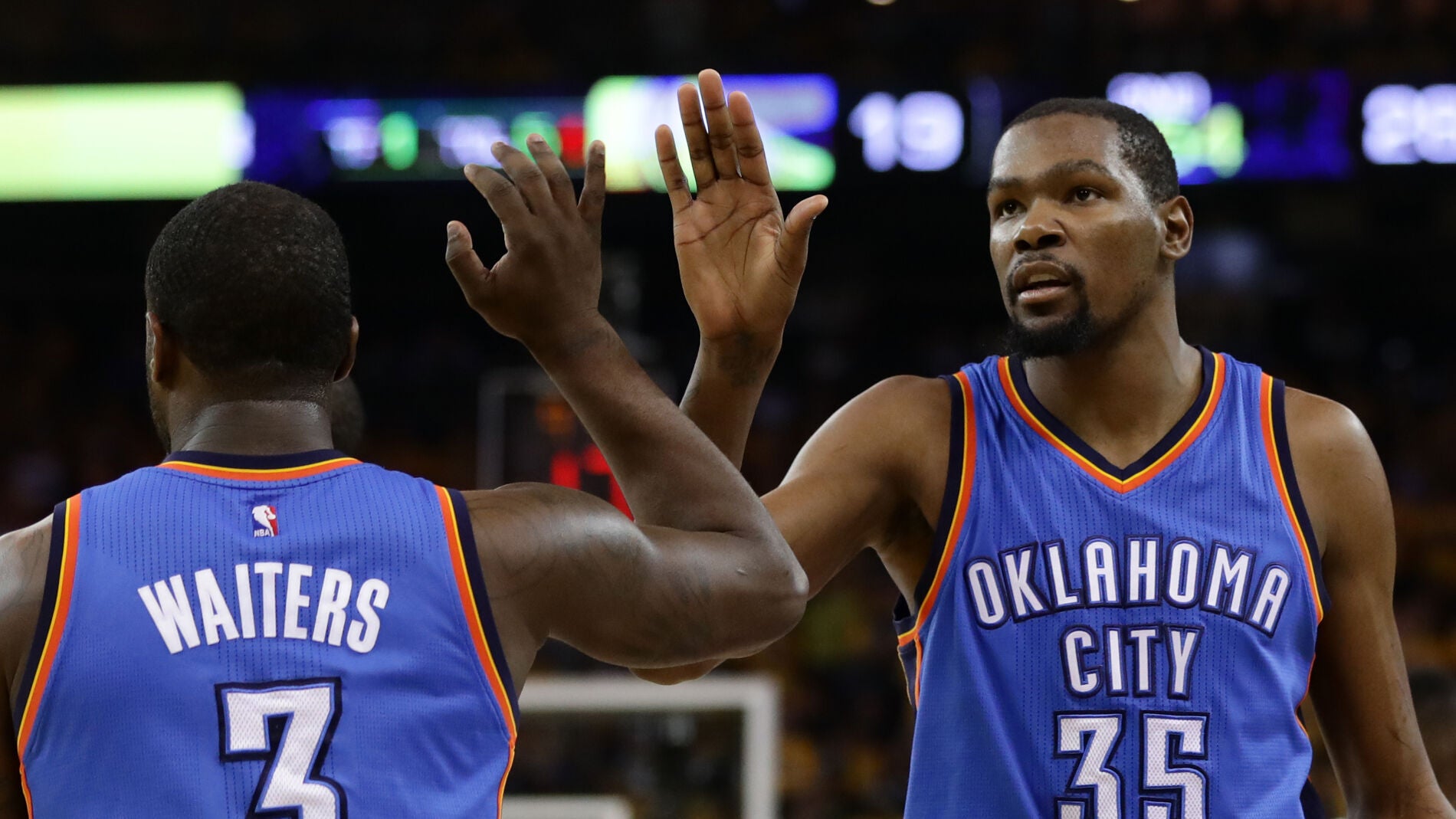 Kevin Durant y Waiters durante un partido