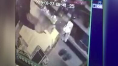 Un ladrón asesina al empleado de un bazar chino y apuñala a la propietaria del local