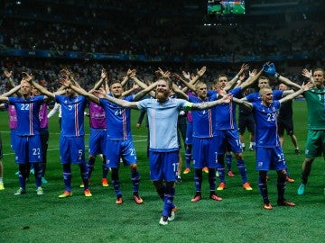 Los jugadores islandeses alzan los brazos tras la victoria ante Inglaterra