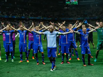 Los jugadores islandeses alzan los brazos tras la victoria ante Inglaterra Los jugadores islandeses alzan los brazos tras la victoria ante Inglaterra