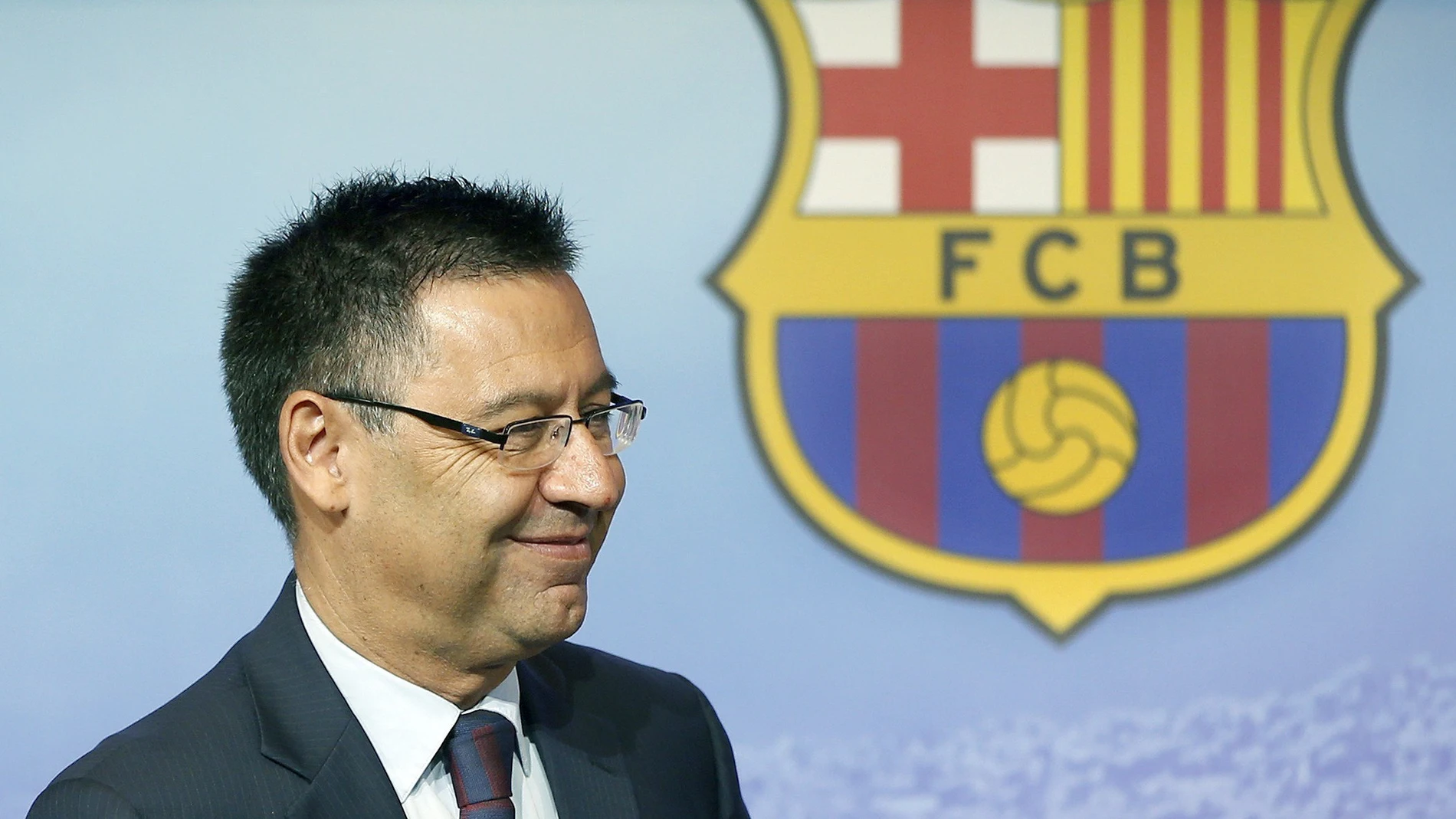 Josep María Bartomeu, junto al escudo del Barcelona Josep María Bartomeu, junto al escudo del Barcelona
