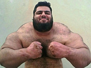 Sajad Gharibi, posa emulando al 'Increíble Hulk'.
