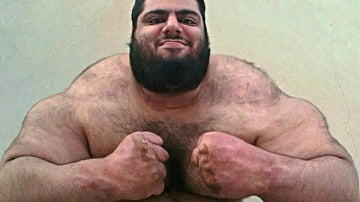 Sajad Gharibi, posa emulando al 'Increíble Hulk'.