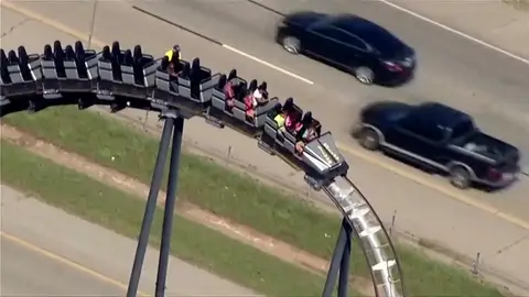 Frame 24.119825 de: Atrapados en una montaña rusa a 30 metros del suelo Frame 24.119825 de: Atrapados en una montaña rusa a 30 metros del suelo