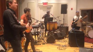 La banda de David Bowie rinde un homenaje en España a su líder fallecido