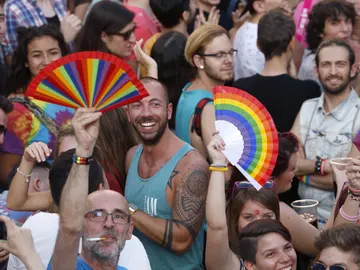 Cientos de personas, asisten un acto de homenaje a las víctimas de la matanza de Orlando Cientos de personas, asisten un acto de homenaje a las víctimas de la matanza de Orlando