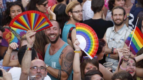 Cientos de personas, asisten un acto de homenaje a las v&iacute;ctimas de la matanza de Orlando