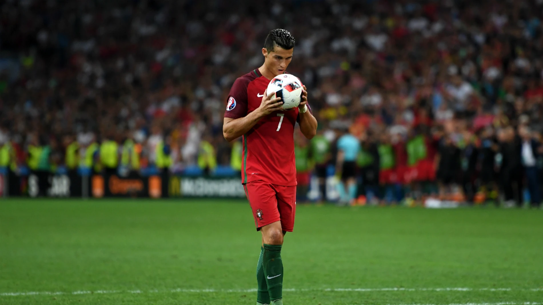 Cristiano besa el balón Cristiano besa el balón