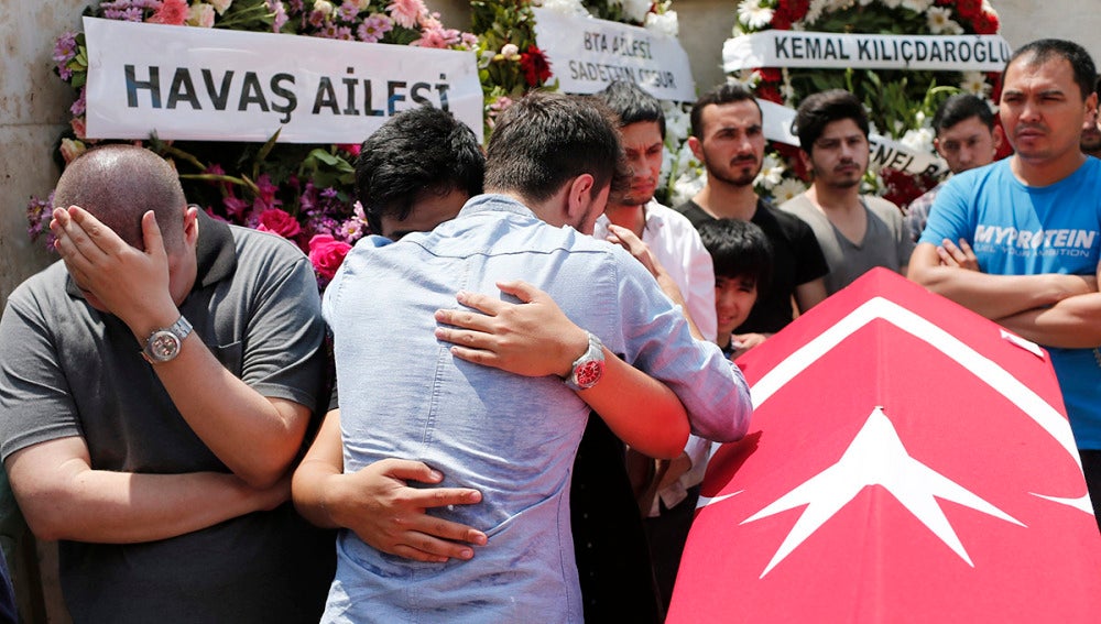 Funeral de una de las víctimas mortales del atentado de Estambul