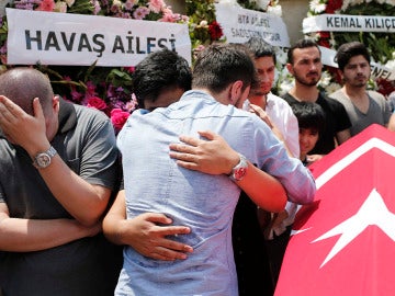 Funeral de una de las víctimas mortales del atentado de Estambul