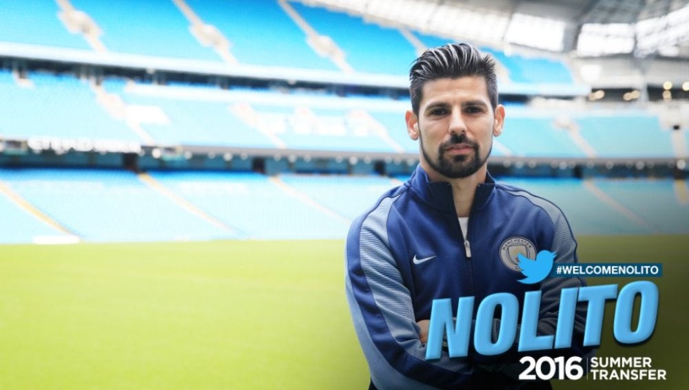 Nolito posa en el Etihad