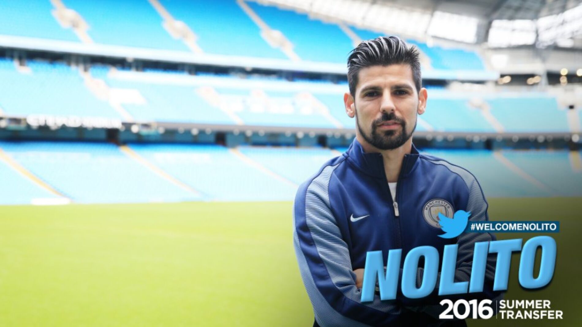 Nolito posa en el Etihad