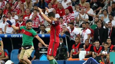 Un espontáneo saltó al campo para abrazar a Cristiano en el Polonia - Portugal