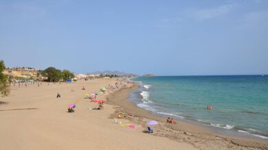 Violan a una mujer cuando estaba tomando en sol en una playa de Mazarrón, Murcia