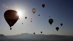Globos aerostáticos en Igualada (07-07-2016) Varios globos aerostáticos durante el vuelo inaugural del 20º European Balloon Festival, que se celebra en la ciudad catalana de Igualada