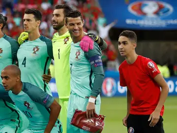 Cristiano, entre risas al ver al espontáneo Cristiano, entre risas al ver al espontáneo