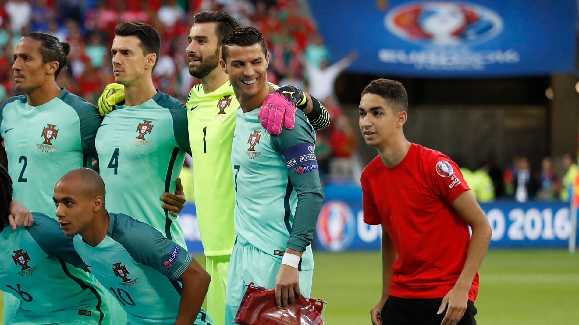 Cristiano, entre risas al ver al espont&aacute;neo