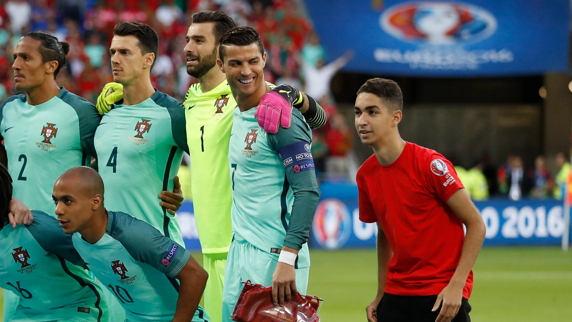 Cristiano, entre risas al ver al espontáneo Cristiano, entre risas al ver al espontáneo