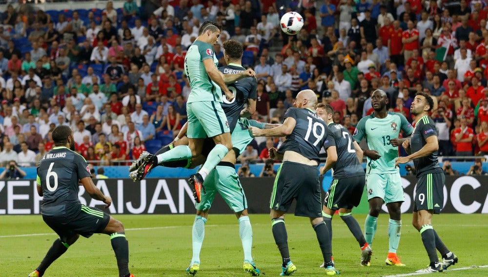 Cristiano Ronaldo remata de cabeza ante Gales para hacer el 1-0
