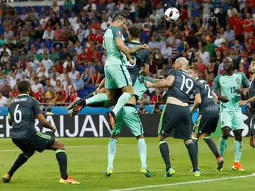 Cristiano Ronaldo remata de cabeza ante Gales para hacer el 1-0 Cristiano Ronaldo remata de cabeza ante Gales para hacer el 1-0