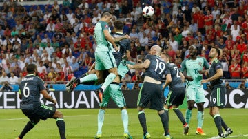 Cristiano Ronaldo remata de cabeza ante Gales para hacer el 1-0
