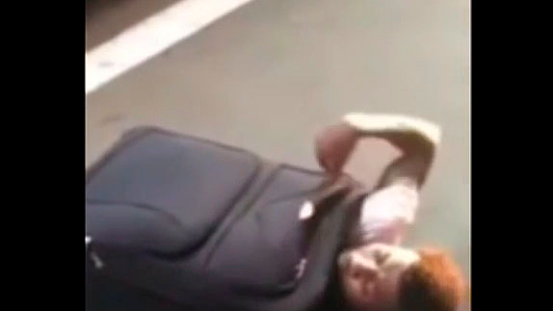 El joven intentando salir de su maleta.