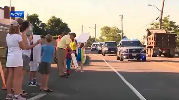 Los vecinos animan a Mila en su última sesión de quimio Los vecinos animan a Mila en su última sesión de quimio