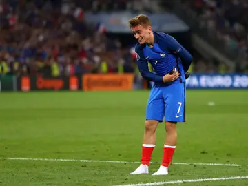 Griezmann saluda a la afición tras el partido de Francia Griezmann saluda a la afición tras el partido de Francia