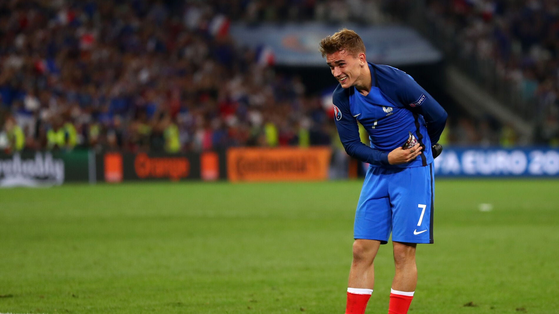 Griezmann saluda a la afici&oacute;n tras el partido de Francia