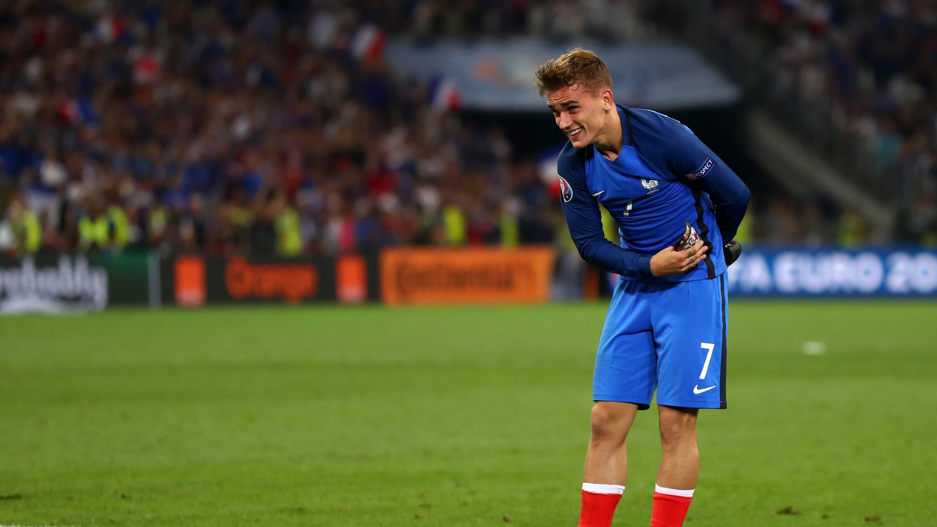 Griezmann saluda a la afición tras el partido de Francia Griezmann saluda a la afición tras el partido de Francia