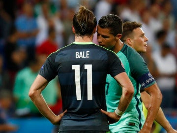 Cristiano conversa con Bale tras el Portugal-Gales