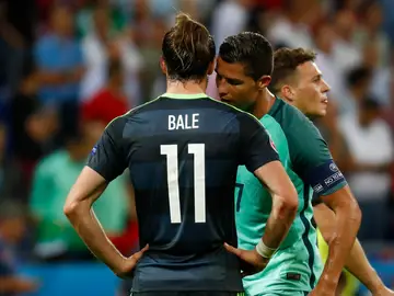 Cristiano conversa con Bale tras el Portugal-Gales Cristiano conversa con Bale tras el Portugal-Gales