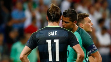 Cristiano conversa con Bale tras el Portugal-Gales