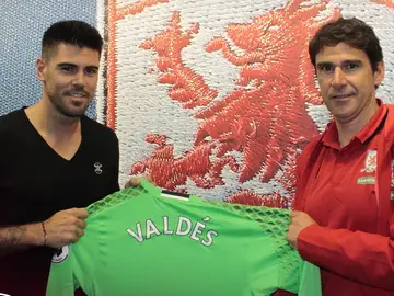 Valdés, presentado en el 'Boro' junto a Karanka Valdés, presentado en el 'Boro' junto a Karanka