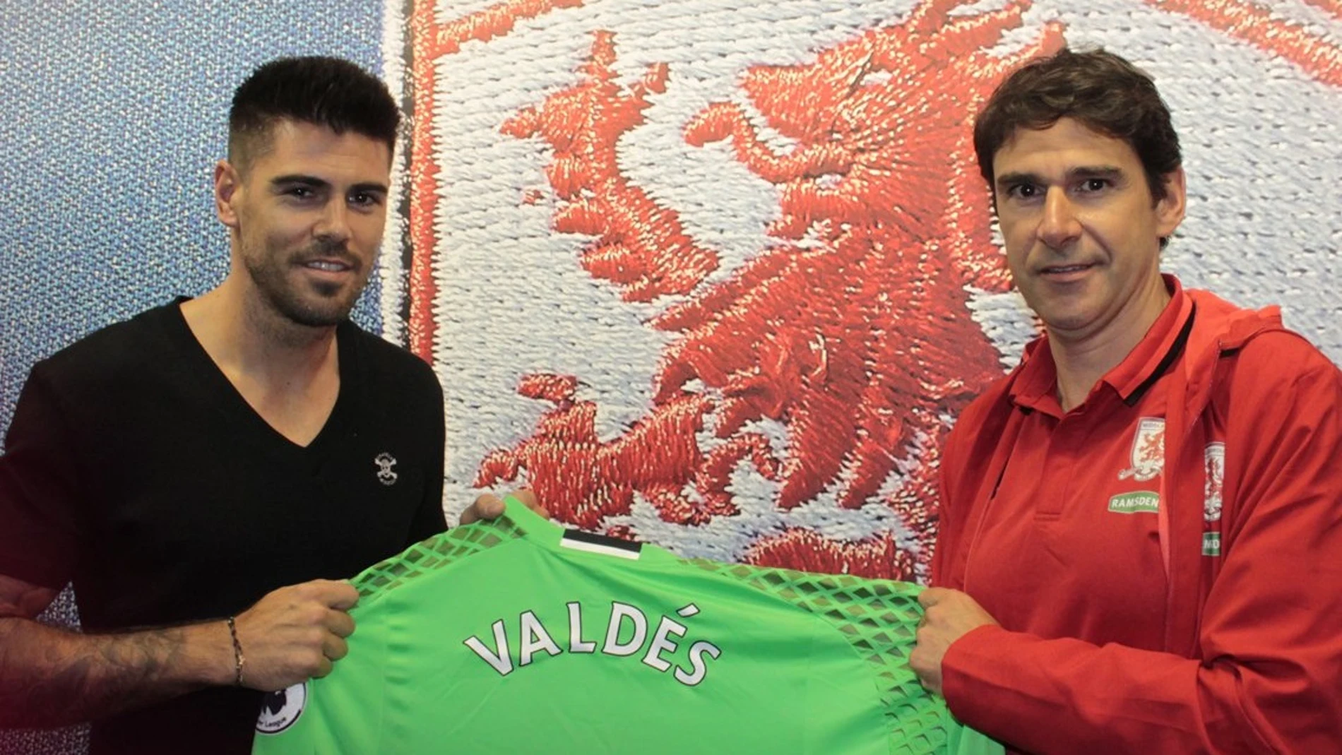 Valdés, presentado en el 'Boro' junto a Karanka Valdés, presentado en el 'Boro' junto a Karanka