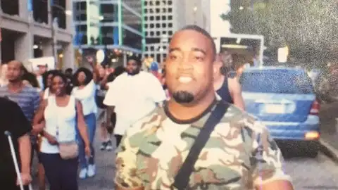 Fotografía cedida por el Departamento de Policía de Dallas de un posible sospechoso de disparar contra policíasdurante una protesta contra la violencia policial en Dallas (EE.UU.). Fotografía cedida por el Departamento de Policía de Dallas de un posible sospechoso de disparar contra policíasdurante una protesta contra la violencia policial en Dallas (EE.UU.).