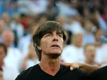Joachim Low, mientras suena el himno alemán Joachim Low, mientras suena el himno alemán
