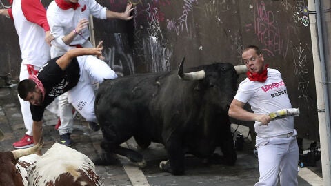 La imagen corresponde al tramo de Mercaderes donde uno de los morlacos pone en serio peligro a varios mozos