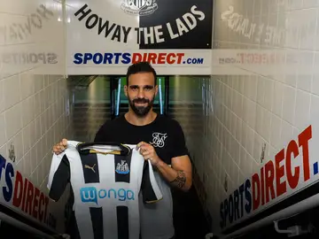 Jesús Gámez con su nueva camiseta Jesús Gámez con su nueva camiseta