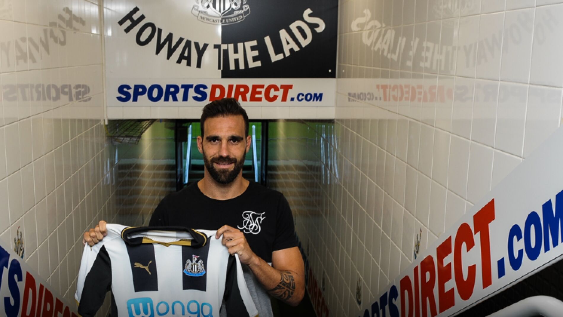 Jes&uacute;s G&aacute;mez con su nueva camiseta