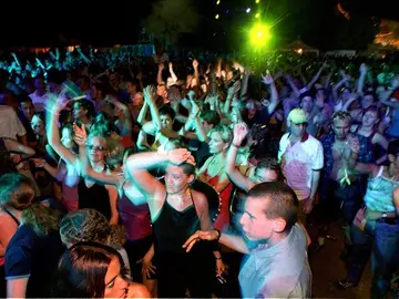 Jóvenes en una discoteca Jóvenes en una discoteca