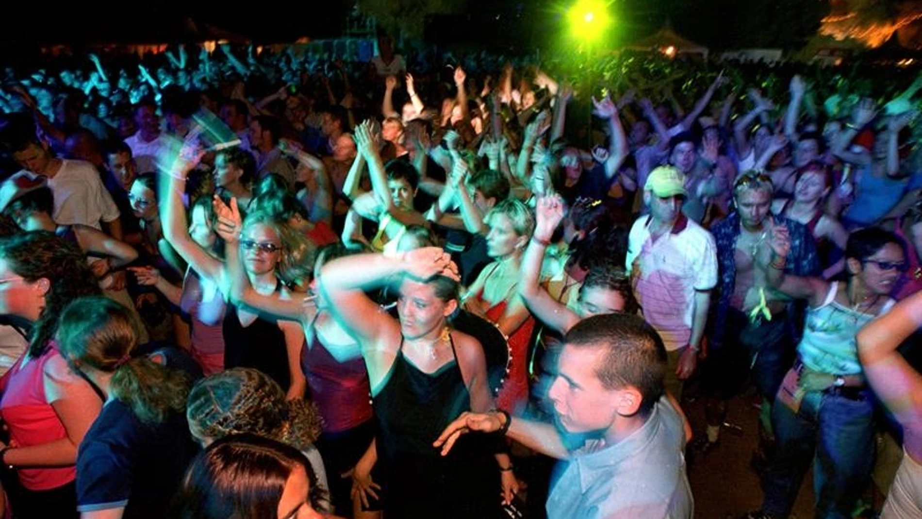 Jóvenes en una discoteca Jóvenes en una discoteca