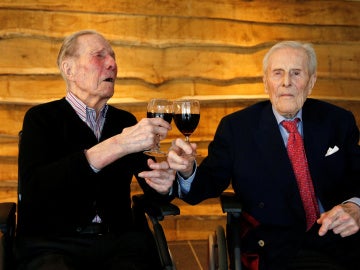 Los gemelos Langerock brindan en su 103 cumpleaños