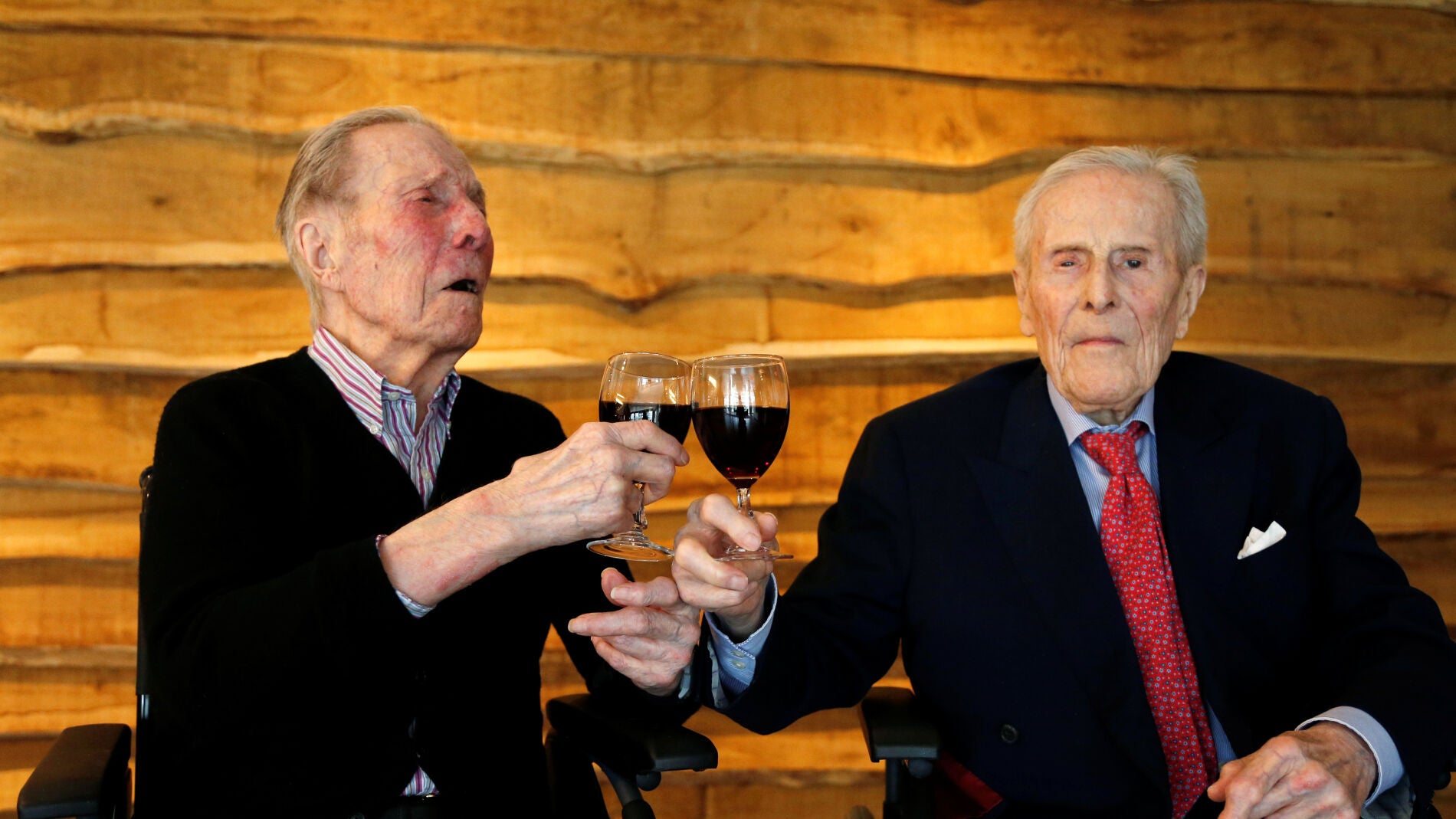 Los gemelos Langerock brindan en su 103 cumplea&ntilde;os