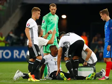 Boateng cae lesionado ante la mirada de Griezmann Boateng cae lesionado ante la mirada de Griezmann