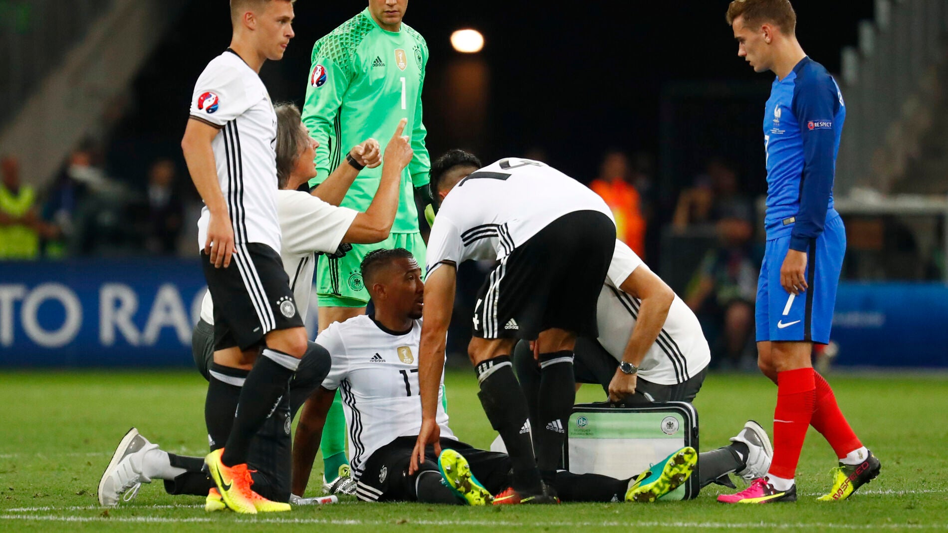 Boateng cae lesionado ante la mirada de Griezmann