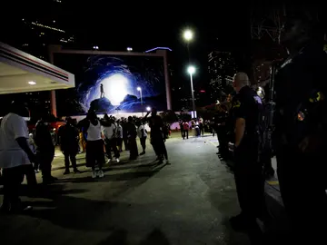 Manifestantes se encaran a los policías desplegados Manifestantes se encaran a los policías desplegados