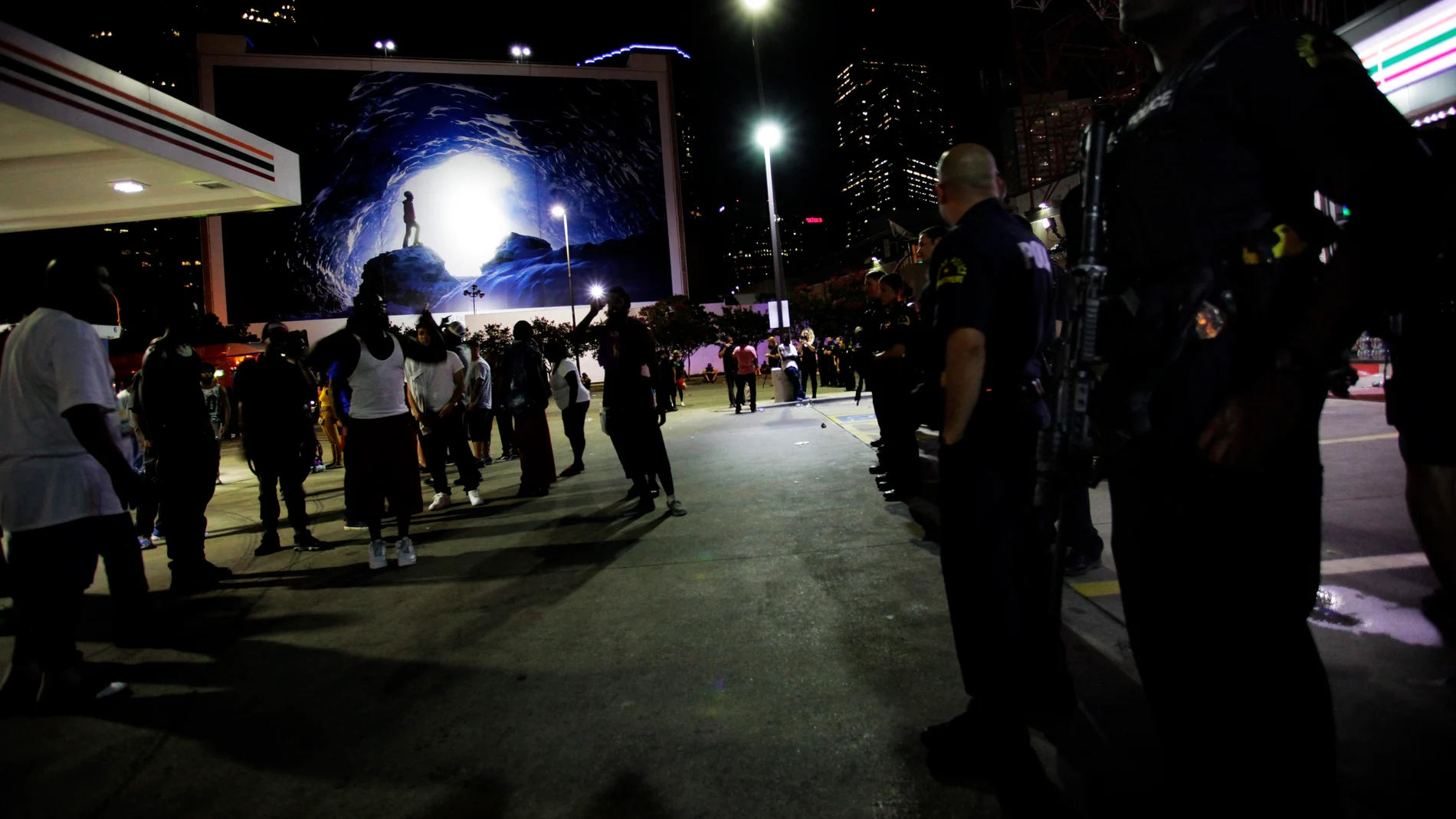 Manifestantes se encaran a los policías desplegados Manifestantes se encaran a los policías desplegados